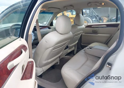 2005 Lincoln Town Car Signature Limited z USA, uszkodzony, nr VIN 1LNHM82W75Y624907